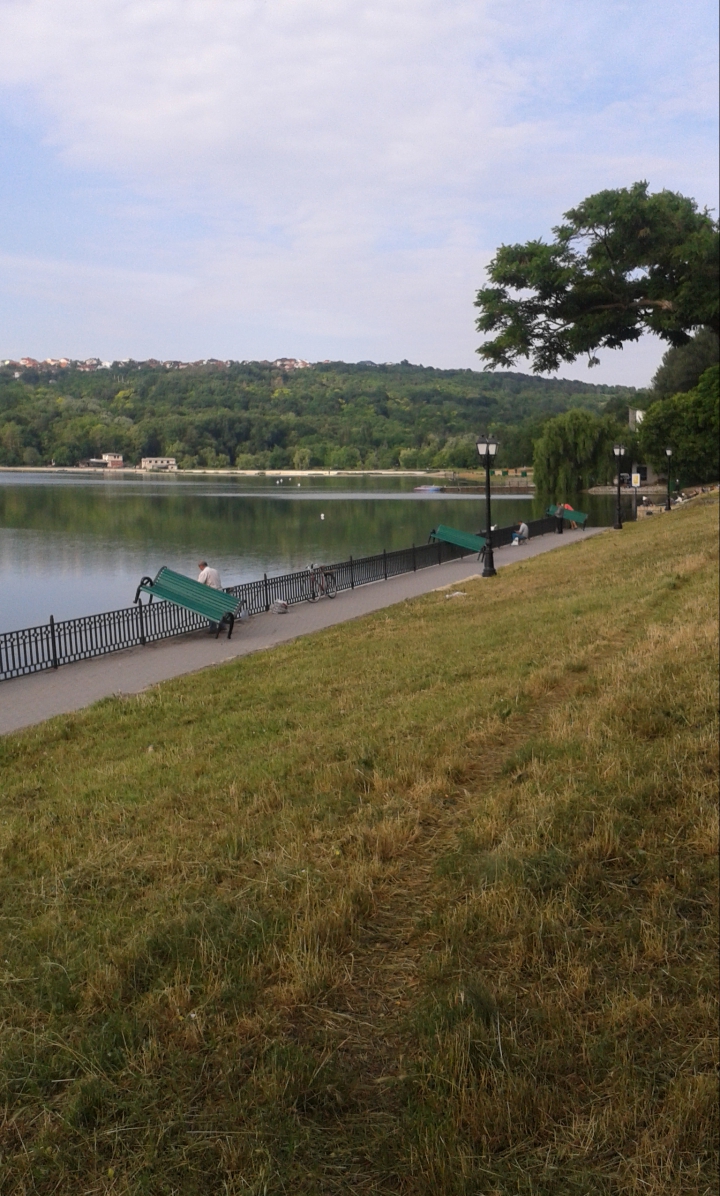 VANDALISM la Valea Morilor! Băncile noi, recent amenajate, au fost răsturnate (FOTO)