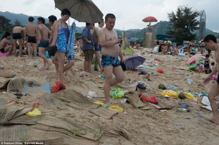 DE NECREZUT! Vezi cum se odihnesc sute de oameni pe o plajă din China (GALERIE FOTO)