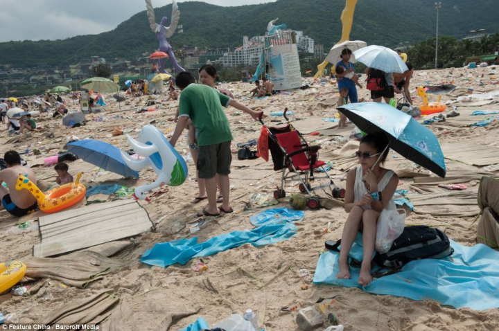 DE NECREZUT! Vezi cum se odihnesc sute de oameni pe o plajă din China (GALERIE FOTO)