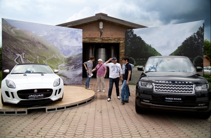 Soare, aer, viță de vie, vin și … Land Rover – minunat! 