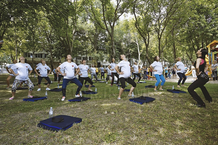 Campania Renaşte Moldova: Zeci de femei gravide au participat la o lecţie de sport (GALERIE FOTO)