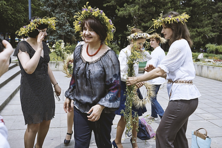 Sânzienele, sărbătorite la Chişinău: Un grup de femei îmbrăcate în ii au trezit admiraţia trecătorilor (FOTO)