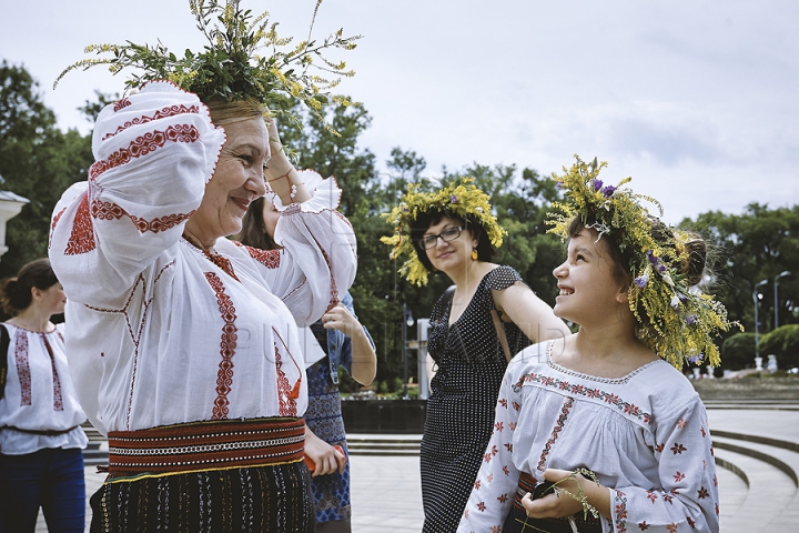 Sânzienele, sărbătorite la Chişinău: Un grup de femei îmbrăcate în ii au trezit admiraţia trecătorilor (FOTO)