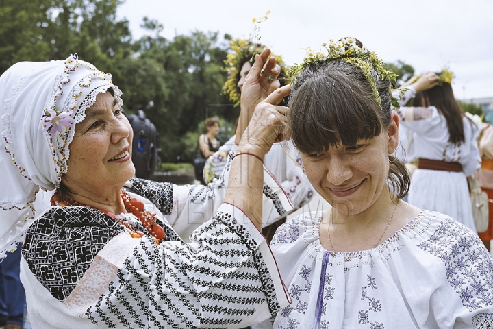 Sânzienele, sărbătorite la Chişinău: Un grup de femei îmbrăcate în ii au trezit admiraţia trecătorilor (FOTO)