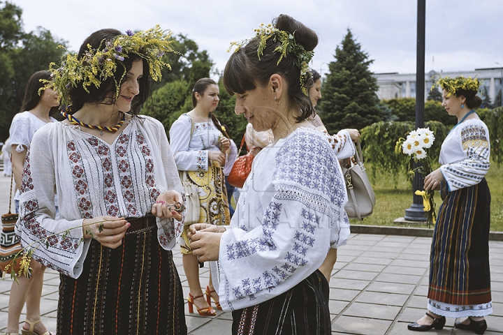 Sânzienele, sărbătorite la Chişinău: Un grup de femei îmbrăcate în ii au trezit admiraţia trecătorilor (FOTO)