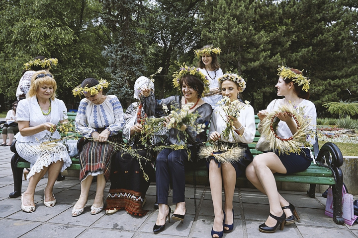 Sânzienele, sărbătorite la Chişinău: Un grup de femei îmbrăcate în ii au trezit admiraţia trecătorilor (FOTO)