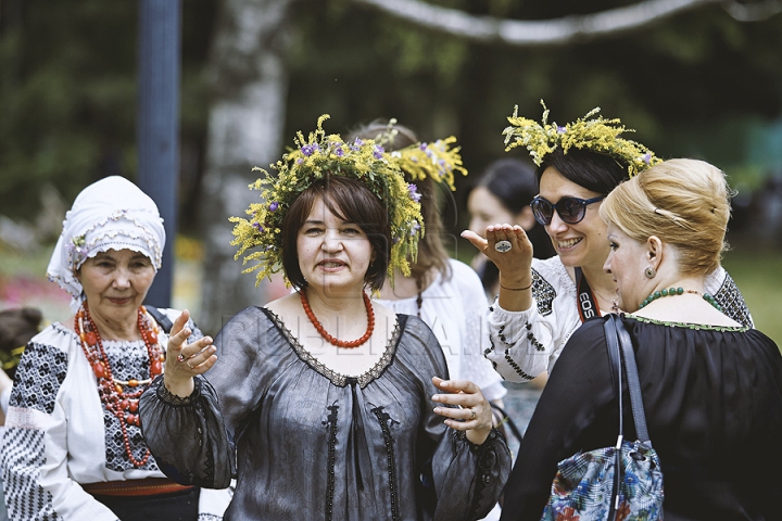 Sânzienele, sărbătorite la Chişinău: Un grup de femei îmbrăcate în ii au trezit admiraţia trecătorilor (FOTO)