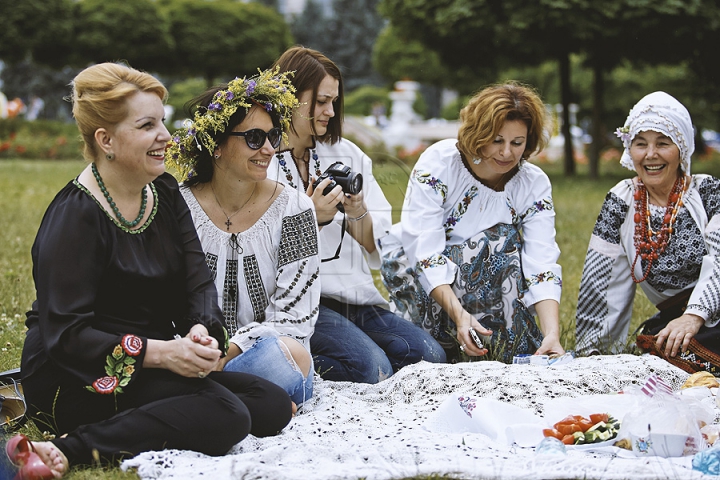 Sânzienele, sărbătorite la Chişinău: Un grup de femei îmbrăcate în ii au trezit admiraţia trecătorilor (FOTO)