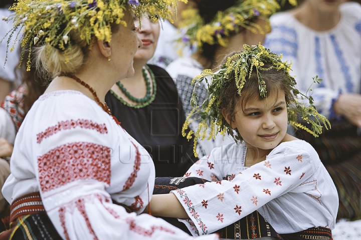 Sânzienele, sărbătorite la Chişinău: Un grup de femei îmbrăcate în ii au trezit admiraţia trecătorilor (FOTO)