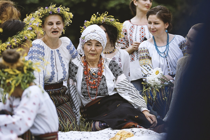 Sânzienele, sărbătorite la Chişinău: Un grup de femei îmbrăcate în ii au trezit admiraţia trecătorilor (FOTO)