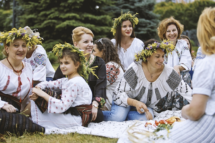 Sânzienele, sărbătorite la Chişinău: Un grup de femei îmbrăcate în ii au trezit admiraţia trecătorilor (FOTO)