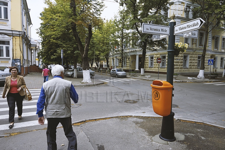 VĂ PLACE AŞA? Primăria a instalat primul stâlp cu indicatoare de tip nou (GALERIE FOTO)