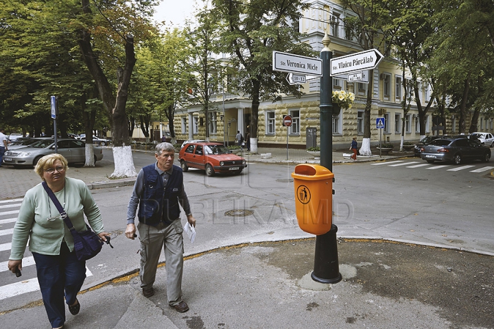 VĂ PLACE AŞA? Primăria a instalat primul stâlp cu indicatoare de tip nou (GALERIE FOTO)