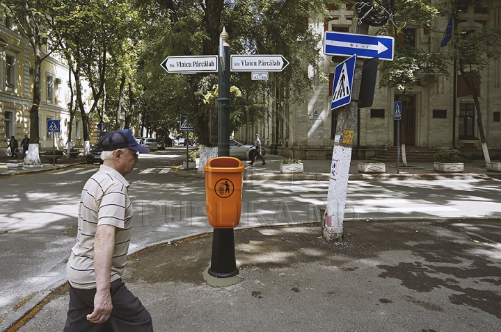 VĂ PLACE AŞA? Primăria a instalat primul stâlp cu indicatoare de tip nou (GALERIE FOTO)