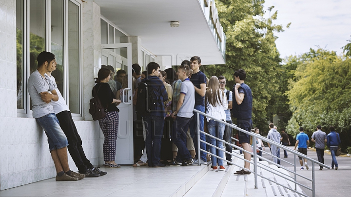 (FOTO/VIDEO) Emoţii şi strigăte! Absolvenţii şi-au aflat rezultatele examenelor de BAC