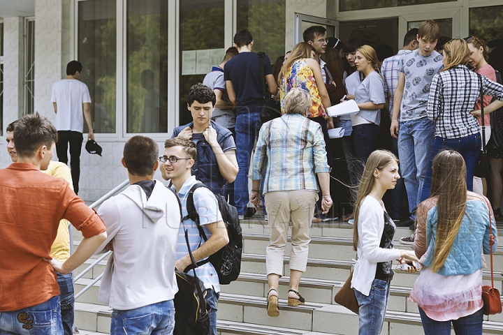 (FOTO/VIDEO) Emoţii şi strigăte! Absolvenţii şi-au aflat rezultatele examenelor de BAC