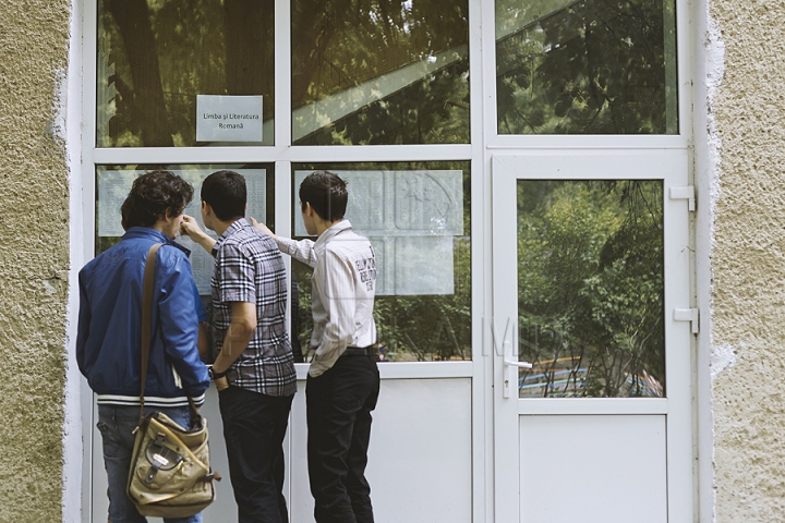 (FOTO/VIDEO) Emoţii şi strigăte! Absolvenţii şi-au aflat rezultatele examenelor de BAC