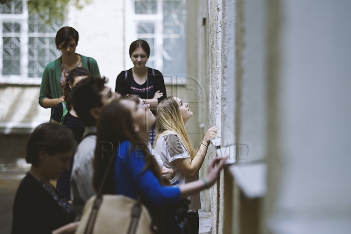 (FOTO/VIDEO) Emoţii şi strigăte! Absolvenţii şi-au aflat rezultatele examenelor de BAC