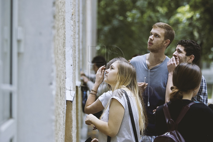 (FOTO/VIDEO) Emoţii şi strigăte! Absolvenţii şi-au aflat rezultatele examenelor de BAC