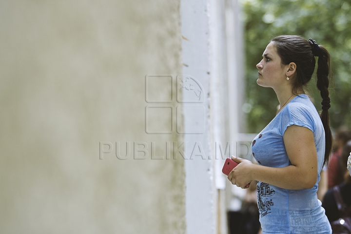 (FOTO/VIDEO) Emoţii şi strigăte! Absolvenţii şi-au aflat rezultatele examenelor de BAC