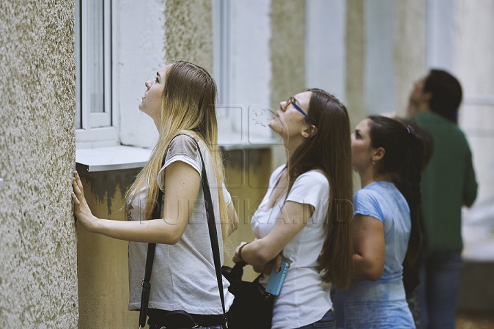 (FOTO/VIDEO) Emoţii şi strigăte! Absolvenţii şi-au aflat rezultatele examenelor de BAC