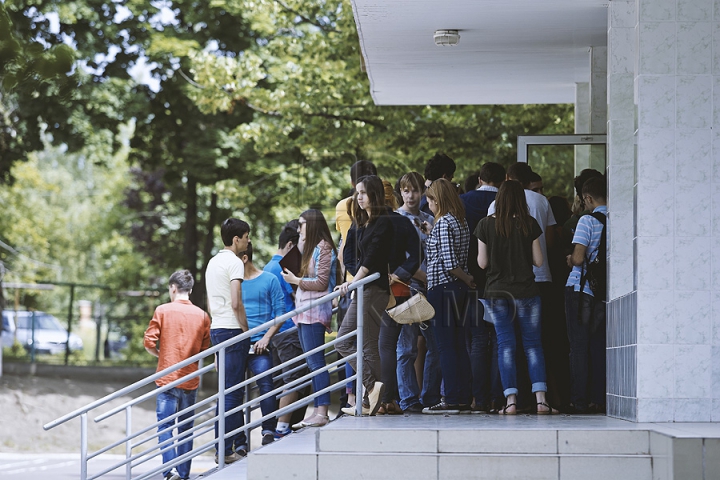 (FOTO/VIDEO) Emoţii şi strigăte! Absolvenţii şi-au aflat rezultatele examenelor de BAC