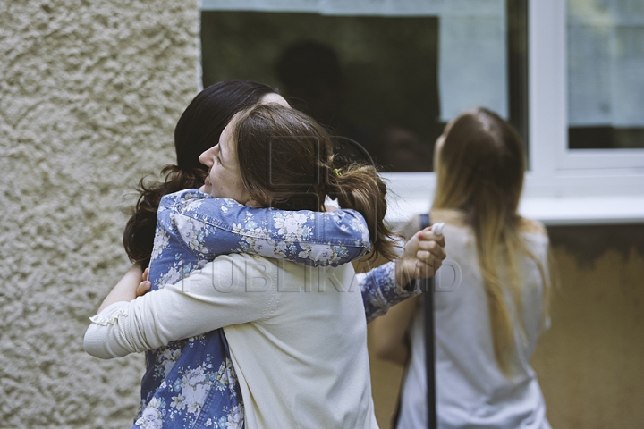 (FOTO/VIDEO) Emoţii şi strigăte! Absolvenţii şi-au aflat rezultatele examenelor de BAC