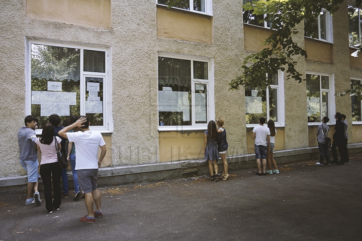 (FOTO/VIDEO) Emoţii şi strigăte! Absolvenţii şi-au aflat rezultatele examenelor de BAC