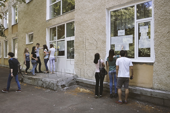 (FOTO/VIDEO) Emoţii şi strigăte! Absolvenţii şi-au aflat rezultatele examenelor de BAC