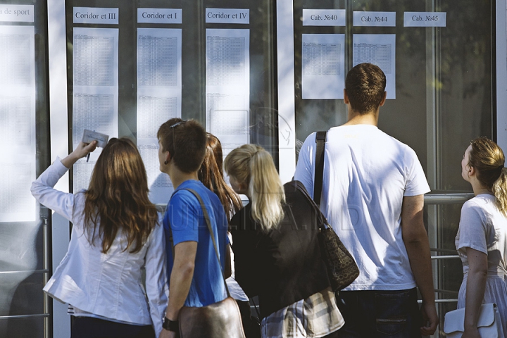 Unii zâmbitori, alţii vizibil emoţionaţi. GALERIE FOTO cu elevi care au susţinut primul lor examen de Bacalaureat