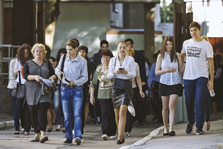 Unii zâmbitori, alţii vizibil emoţionaţi. GALERIE FOTO cu elevi care au susţinut primul lor examen de Bacalaureat