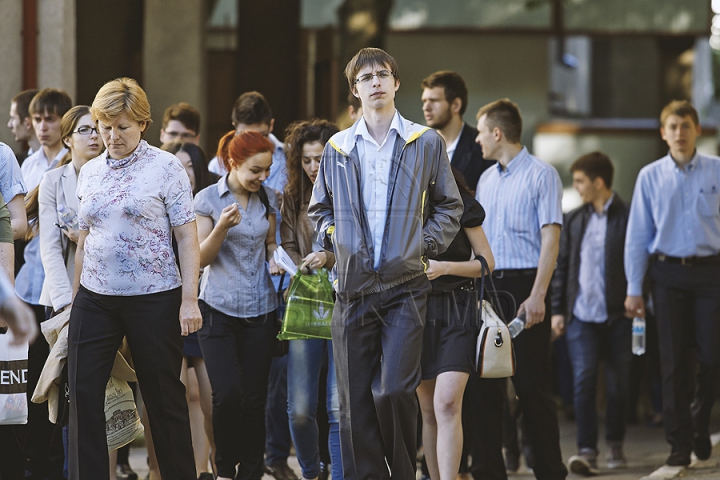 Unii zâmbitori, alţii vizibil emoţionaţi. GALERIE FOTO cu elevi care au susţinut primul lor examen de Bacalaureat