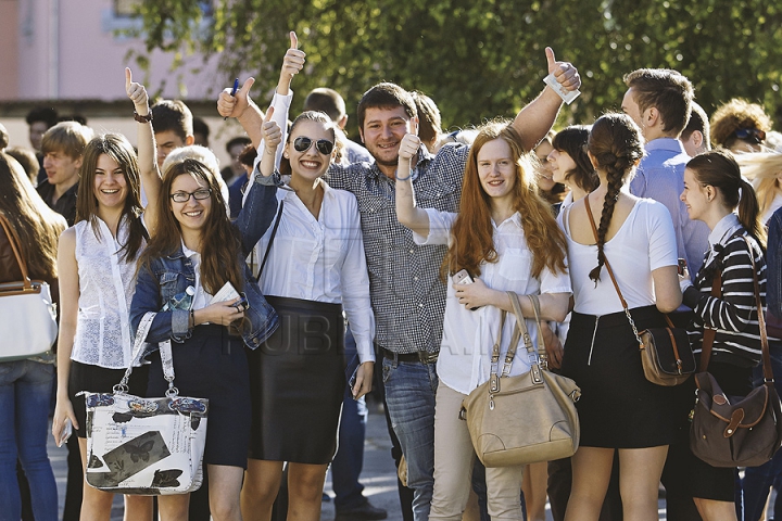 Unii zâmbitori, alţii vizibil emoţionaţi. GALERIE FOTO cu elevi care au susţinut primul lor examen de Bacalaureat
