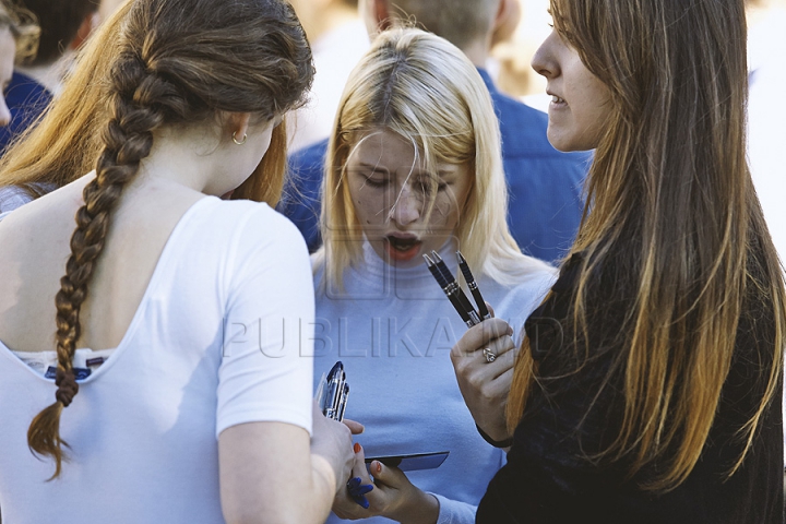 Unii zâmbitori, alţii vizibil emoţionaţi. GALERIE FOTO cu elevi care au susţinut primul lor examen de Bacalaureat