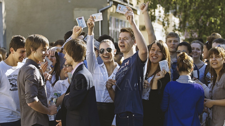 Unii zâmbitori, alţii vizibil emoţionaţi. GALERIE FOTO cu elevi care au susţinut primul lor examen de Bacalaureat