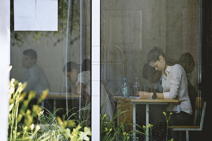 Unii zâmbitori, alţii vizibil emoţionaţi. GALERIE FOTO cu elevi care au susţinut primul lor examen de Bacalaureat