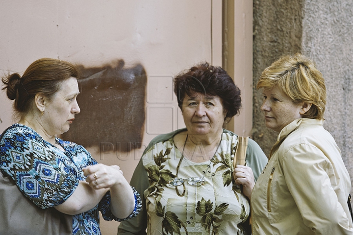 Unii zâmbitori, alţii vizibil emoţionaţi. GALERIE FOTO cu elevi care au susţinut primul lor examen de Bacalaureat