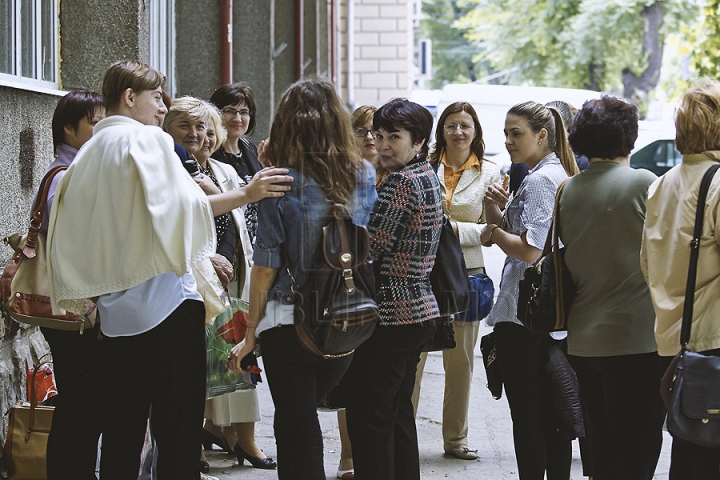 Unii zâmbitori, alţii vizibil emoţionaţi. GALERIE FOTO cu elevi care au susţinut primul lor examen de Bacalaureat