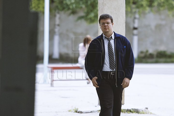 Unii zâmbitori, alţii vizibil emoţionaţi. GALERIE FOTO cu elevi care au susţinut primul lor examen de Bacalaureat