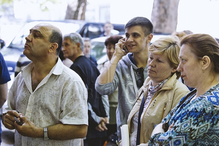 Unii zâmbitori, alţii vizibil emoţionaţi. GALERIE FOTO cu elevi care au susţinut primul lor examen de Bacalaureat