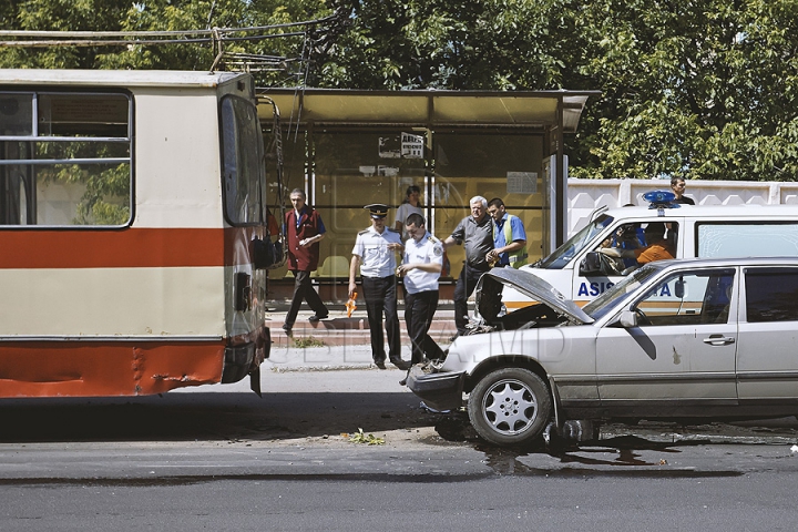 Accident rutier în capitală! Un troleibuz a fost lovit puternic de un Mercedes (GALERIE FOTO)