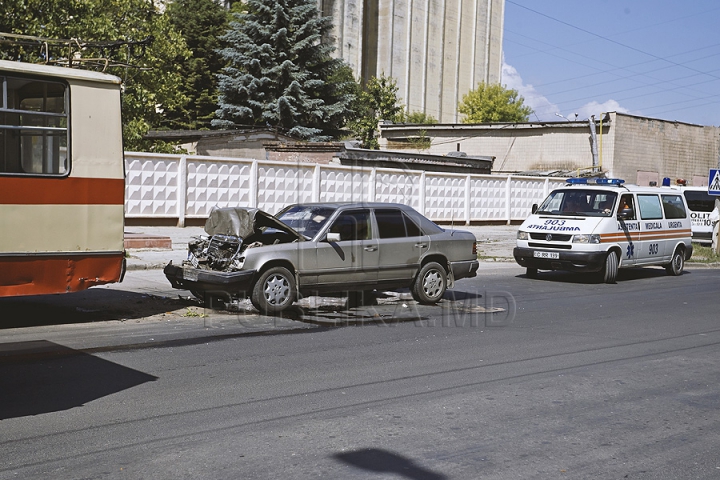 Accident rutier în capitală! Un troleibuz a fost lovit puternic de un Mercedes (GALERIE FOTO)