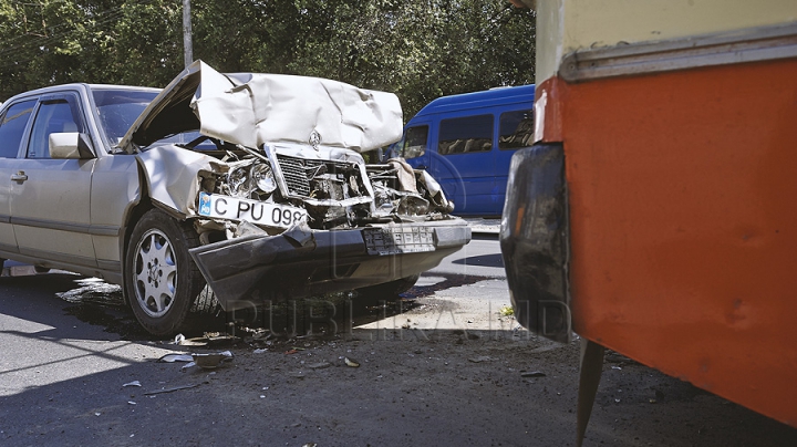 Accident rutier în capitală! Un troleibuz a fost lovit puternic de un Mercedes (GALERIE FOTO)