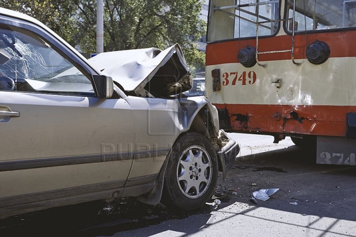 Accident rutier în capitală! Un troleibuz a fost lovit puternic de un Mercedes (GALERIE FOTO)