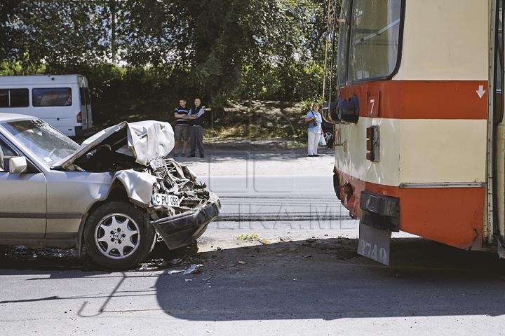 Accident rutier în capitală! Un troleibuz a fost lovit puternic de un Mercedes (GALERIE FOTO)