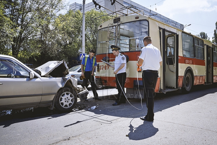 Accident rutier în capitală! Un troleibuz a fost lovit puternic de un Mercedes (GALERIE FOTO)