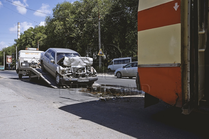 Accident rutier în capitală! Un troleibuz a fost lovit puternic de un Mercedes (GALERIE FOTO)