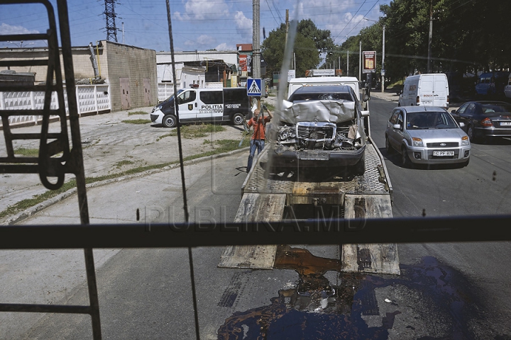 Accident rutier în capitală! Un troleibuz a fost lovit puternic de un Mercedes (GALERIE FOTO)