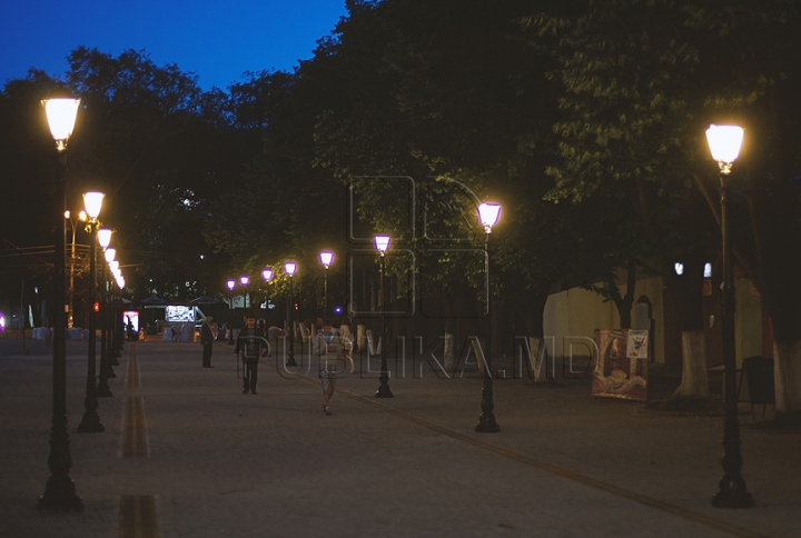 AȘA arată iluminatul de pe strada pietonală din Chișinău (GALERIE FOTO)