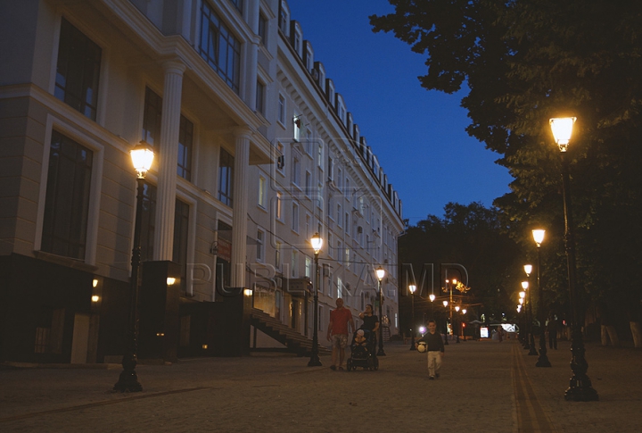 AȘA arată iluminatul de pe strada pietonală din Chișinău (GALERIE FOTO)